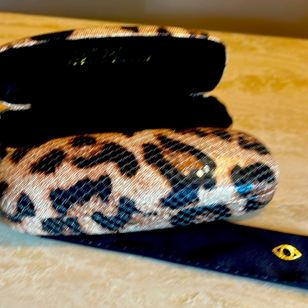 Sofía Vergara Foster Grant Leopard eyeglass case with lens cloth 🖤🤎